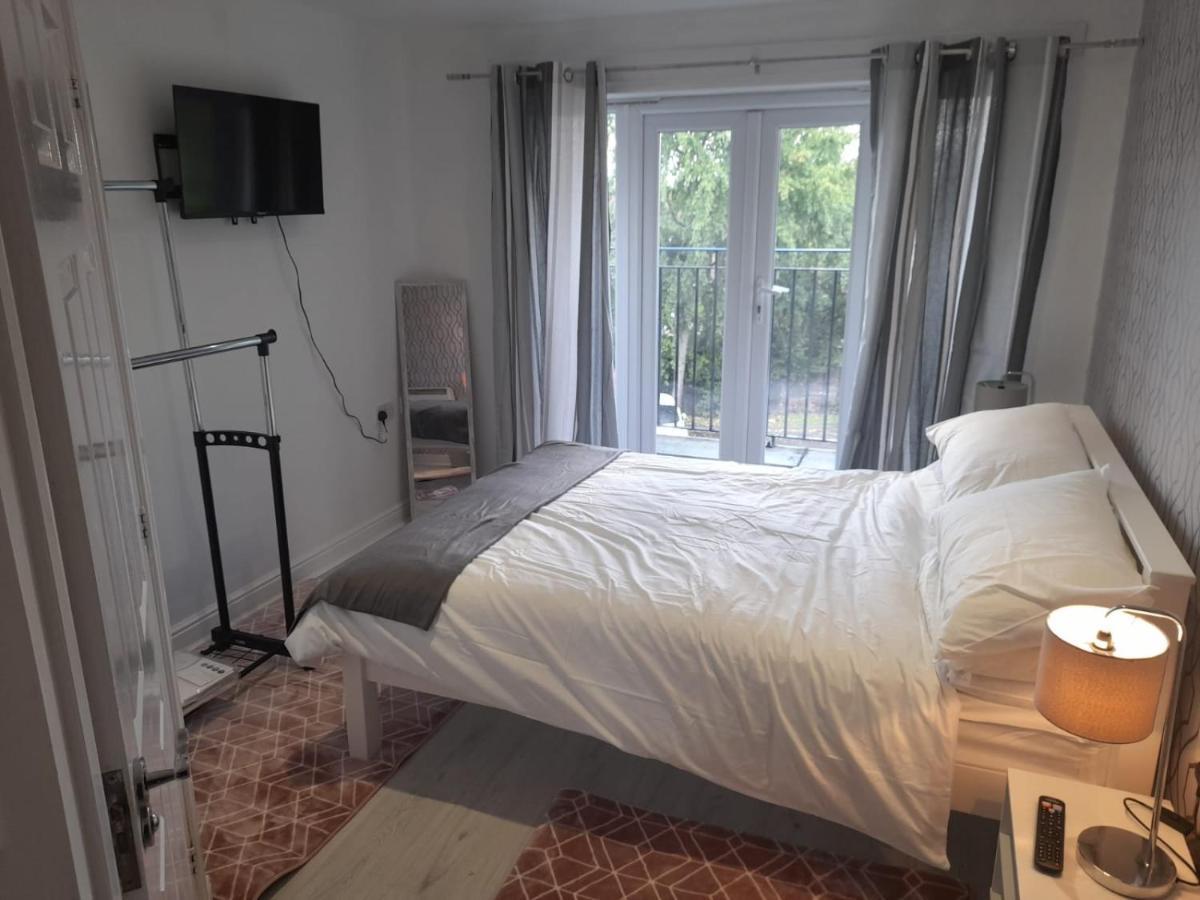 Penthouse Apartment Free Wi-Fi & Parking Occasional Bed Available Солігалл Екстер'єр фото
