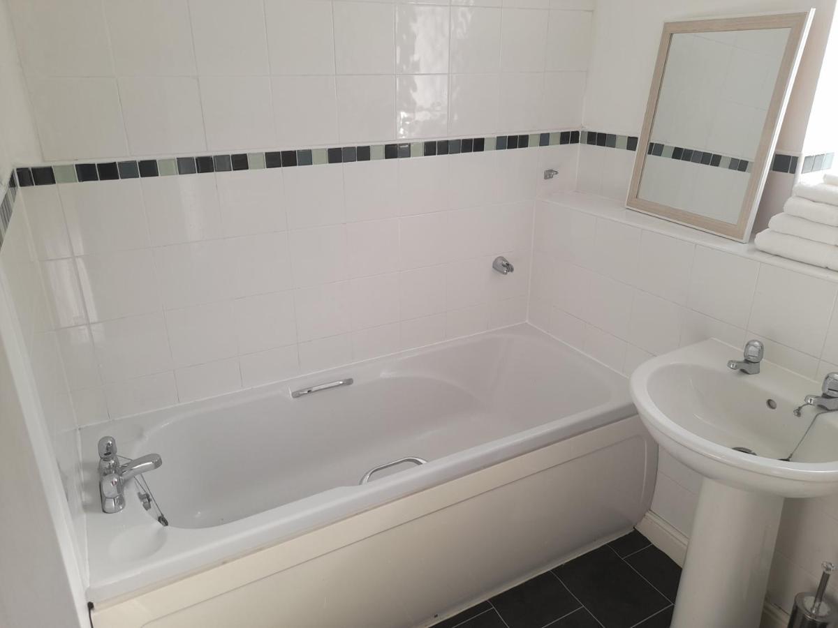 Penthouse Apartment Free Wi-Fi & Parking Occasional Bed Available Солігалл Екстер'єр фото